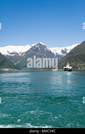 Un navire de transport de passagers de car-ferry pour aller sur Dragsvik Balestrand Sogn avec en arrière-plan Sogn Norvège Banque D'Images