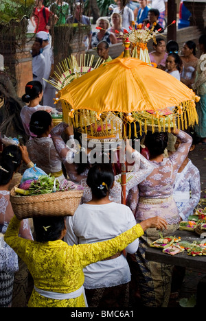 Les femmes apportent des offrandes au temple magnifique au marché public à Ubud, Bali, sur le haut hindou jour saint de Galungan. Banque D'Images