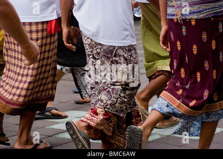 Après une cérémonie du temple à Ubud, Bali, Indonésie, les gens quittent la région de porter leurs plus beaux et plus colorés des sarongs. Banque D'Images