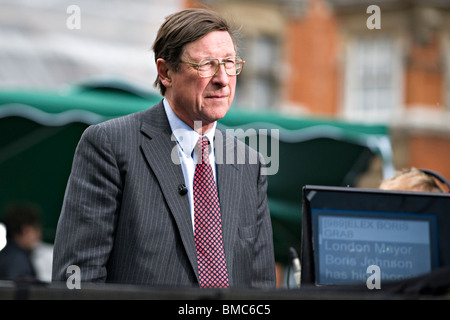 Journaliste Sir Max Hastings lors d'une entrevue Banque D'Images