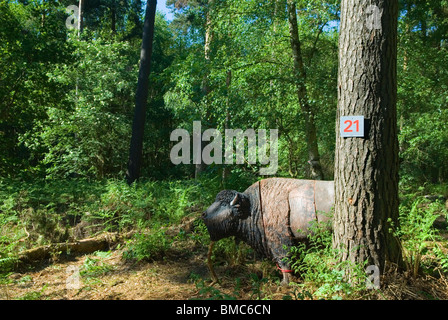 Pratique des cibles de tir à l'arc. Bison dans le bois de Surrey. Royaume-Uni des années 2010 2010 HOMER SYKES Banque D'Images