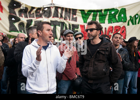 Olivier Besancenot s'est joint à une manifestation à Paris pour protester contre l'assaut meurtrier d'Israël sur une flottille en route vers Gaza. Banque D'Images