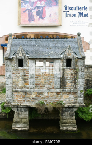 Vieux toilettes publiques construites sur la rivière à Pont Aven Bretagne France Banque D'Images