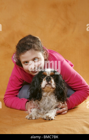 Mädchen mit Cavalier-Mischling / fille avec King Charles Spaniel Banque D'Images