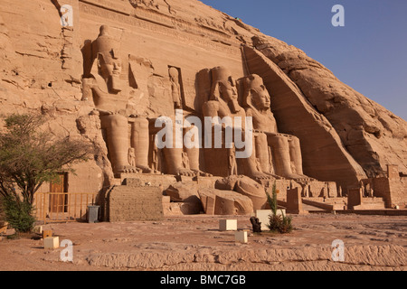 Les structures dans les temples de l'Égypte ancienne et les quatre statues de Ramsès II à Abou Simbel, Egypte Banque D'Images