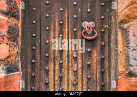 Porte en bois massif, Saint Mary's Parish Church, Rostherne, Cheshire, England, UK Banque D'Images