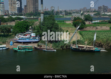 Une variété de bateaux sur la rive de la rivière Nil au Caire, Egypte Banque D'Images