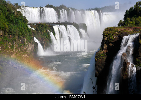 Salto Floriano et arc-en-ciel, Iguassu Falls, parc national de l'Iguazu, Puerto Iguazu, Brésil de l'Argentine prises latérales Banque D'Images