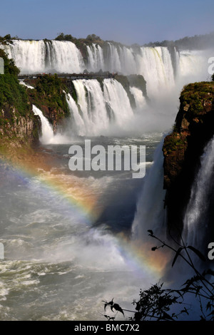 Salto Floriano et arc-en-ciel, Iguassu Falls, parc national de l'Iguazu, Puerto Iguazu, Brésil de l'Argentine prises latérales Banque D'Images