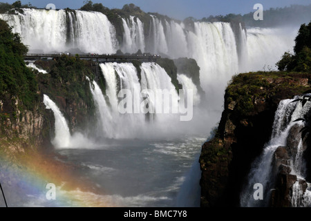 Salto Floriano et arc-en-ciel, Iguassu Falls, parc national de l'Iguazu, Puerto Iguazu, Brésil de l'Argentine prises latérales Banque D'Images