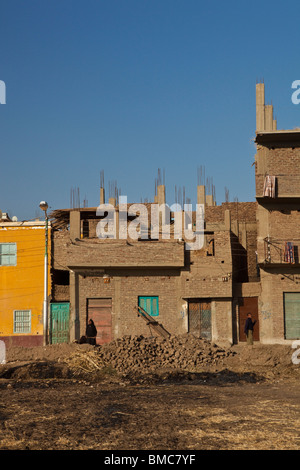 Une maison de ville typiquement égyptien avec un homme et une femme en face Banque D'Images