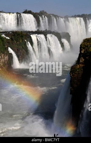 Salto Floriano et arc-en-ciel, Iguassu Falls, parc national de l'Iguazu, Puerto Iguazu, Brésil de l'Argentine prises latérales Banque D'Images