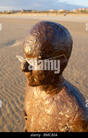 L'une des statues Antony Gormley sur Crosby Beach, Liverpool. L'installation est intitulé ''un autre endroit. ' Banque D'Images