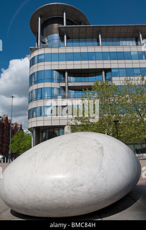 'Ishinka'-Pierre sculpture par Kan Yasuda dans Barbirolli Square, Manchester. Banque D'Images