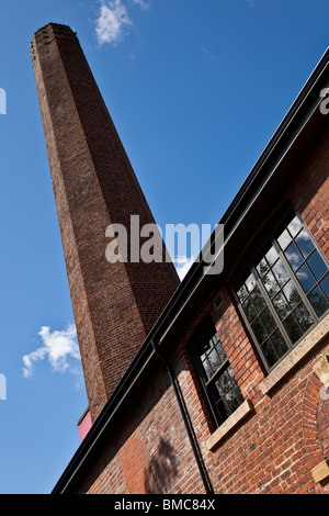 La cheminée tour au Kelham Island Museum à Sheffield. Banque D'Images