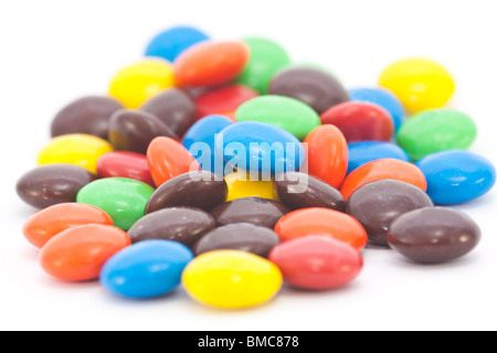 Bonbons multicolores isolé sur fond blanc Banque D'Images