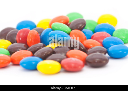 Bonbons multicolores isolé sur fond blanc Banque D'Images