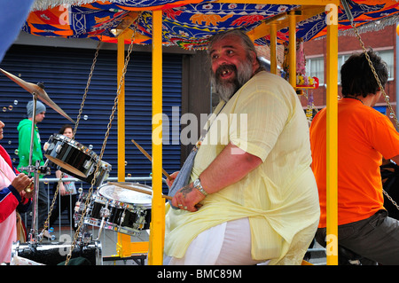 Carnaval de Luton Procession Hare Krishna 2010 batteur Banque D'Images