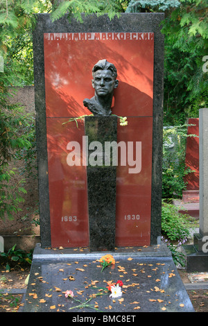 Tombe de la Fédération et le poète et dramaturge soviétique Vladimir Maïakovski (1893-1930) au cimetière de Novodievitchi Moscou, Russie Banque D'Images