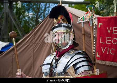 Soldat romain de la Garde côtière canadienne 145 Antonin annonce Caerverlock au groupe d'histoire vivante Castle, Scotland, UK Banque D'Images