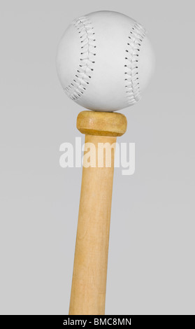 L'équilibrage de base-ball sur le haut d'une poignée de bat Banque D'Images