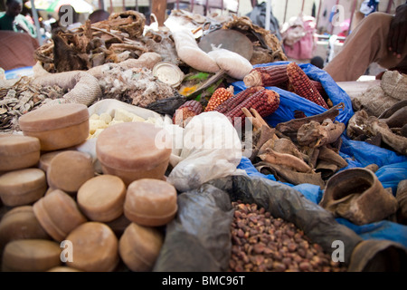 Un garçon Peul vend la médecine traditionnelle à Bamako, Mali, en dehors de la maisons des artisans. Banque D'Images