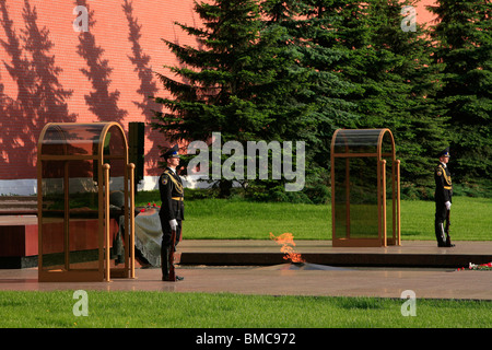 Les gardes d'honneur de la Tombe du Soldat inconnu à Alexandre Jardin, Moscou, Russie Banque D'Images