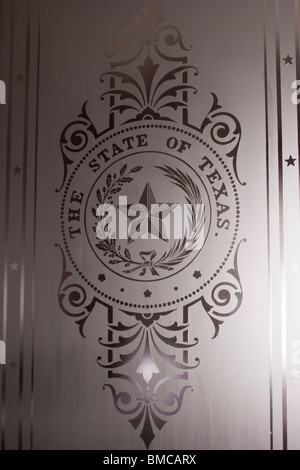Texas State seal gravée sur porte en verre dépoli de la Cour suprême du Texas State Capitol building à Austin Banque D'Images