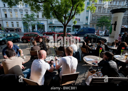 Café sur la chaussée à Kreuzberg Bergmannstrasse branché Berlin Allemagne Banque D'Images