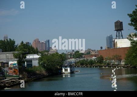 Le Gowanus Canal dans le quartier de Gowanus Brooklyn Banque D'Images