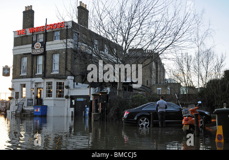 La Tamise se brise ses rives à Richmond, Londres. Banque D'Images