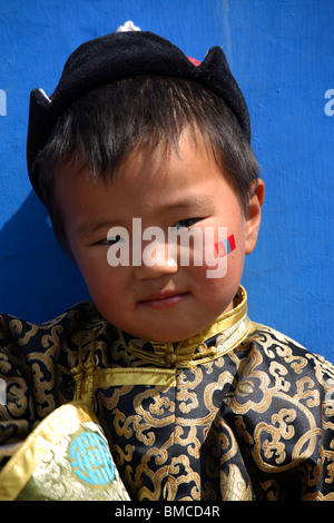Portrait d'un garçon en costume traditionnel mongol, Mongolie Banque D'Images