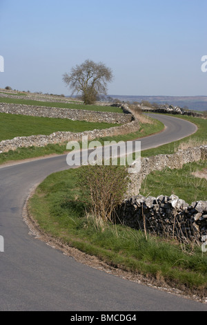 Enroulement b route à travers le Derbyshire Dales Parc national de Peak District, dans le Derbyshire england uk Banque D'Images