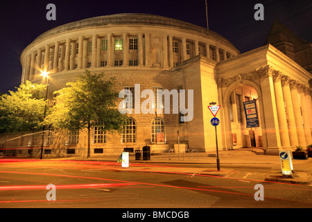 Une vue nocturne de la bibliothèque centrale de Manchester, Lancashire, Angleterre du Nord-Ouest Banque D'Images