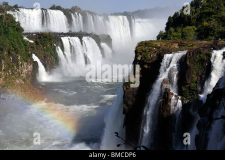 Salto Floriano et arc-en-ciel, Iguassu Falls, parc national de l'Iguazu, Puerto Iguazu, Brésil de l'Argentine prises latérales Banque D'Images