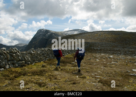 Les promeneurs sur les Diollaid a' Mhill Bhric ridge de Beinn Dearg, Inverlael Forest, à l'est d'Ullapool, région des Highlands, Ecosse, Royaume-Uni Banque D'Images