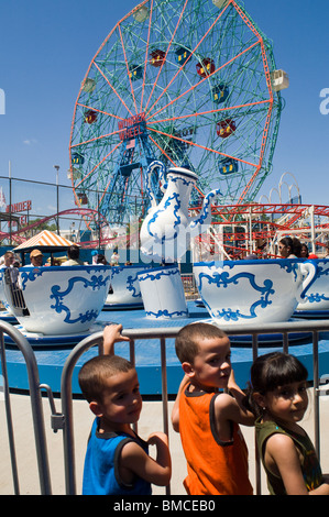 Les visiteurs de profiter des manèges de Luna Park de Coney Island dans le quartier de Brooklyn de New York le week-end du Memorial Day Banque D'Images