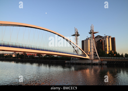 Le Millennium Bridge près de la galerie Lowry à Salford Quays, Manchester, North West England Banque D'Images