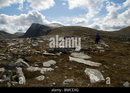 Un marcheur sur le Diollaid a' Mhill Bhric ridge de Beinn Dearg, Inverlael Forest, à l'est d'Ullapool, région des Highlands, Ecosse, Royaume-Uni Banque D'Images