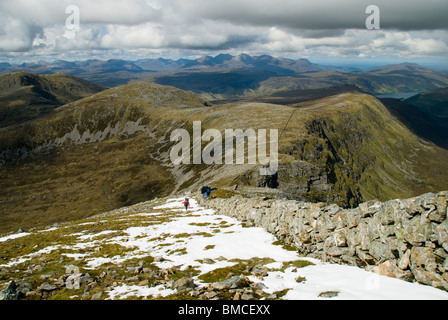 Les promeneurs sur les Diollaid a' Mhill Bhric ridge de Beinn Dearg, Inverlael Forest, à l'est d'Ullapool, région des Highlands, Ecosse, Royaume-Uni. Banque D'Images