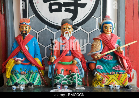 Trois personnages assis dans le temple chinois Dali Erhai Lac Île Jinsuo Chine Yunnan Banque D'Images