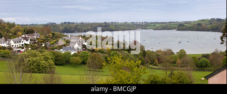 Royaume-uni, Angleterre, Devon, Dartmouth, Dittisham, maisons surplombant le ruisseau Smugglers Haunt Hotel sur rivière Dart, vue panoramique Banque D'Images