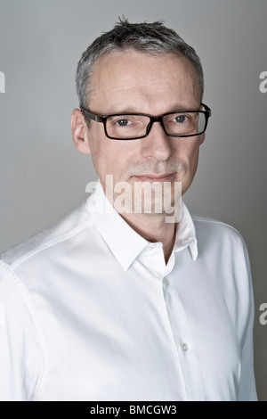 Portrait d'un homme portant une chemise blanche et les lunettes Banque D'Images