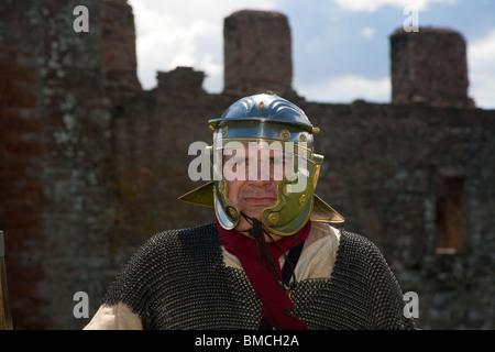 Soldat romain de la Garde côtière canadienne 145 Antonin annonce Caerverlock au groupe d'histoire vivante Castle, Scotland, UK Banque D'Images