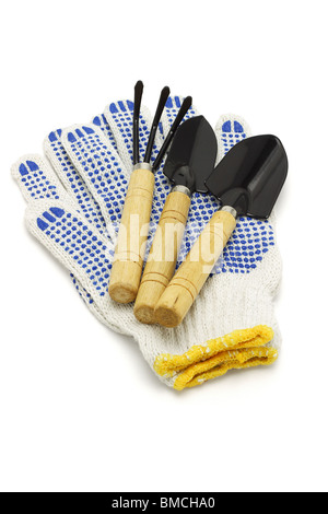 Outils de jardin et des gants en coton sur fond blanc Banque D'Images