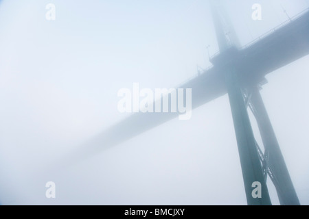 Lion's Gate Bridge dans le brouillard, Vancouver, British Columbia, Canada Banque D'Images