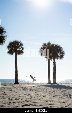 Man Practicing Yoga on Beach, Hernando Beach, Florida, USA Banque D'Images