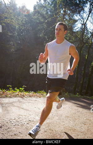 Jeune homme qui court sur le sentier de terre, de l'Oregon, USA Banque D'Images