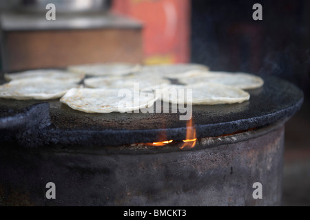 Pain Paratha Placez sur une crêpière, Kochi, Kerala, Inde Banque D'Images