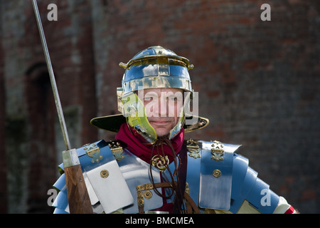 Soldat romain de la Garde côtière canadienne 145 Antonin annonce Caerverlock au groupe d'histoire vivante Castle, Scotland, UK Banque D'Images